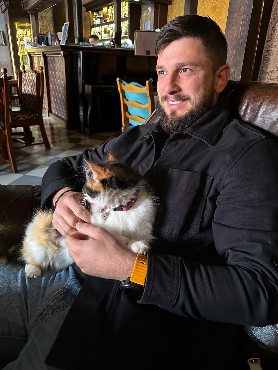 Усміхнений Андрій Приймаченко з котиком